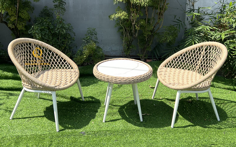 Mẫu ghế mây nhựa sử dụng cho không gian ban công hiện đại