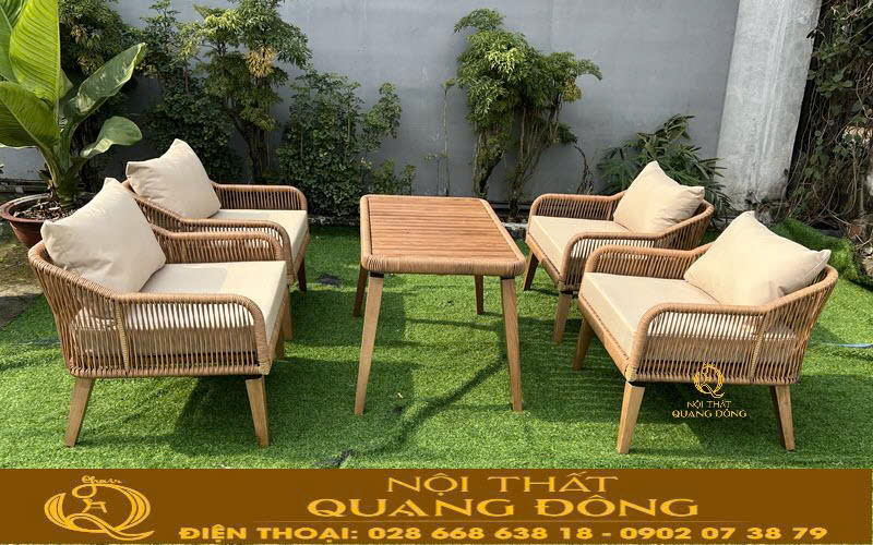 Bàn ghế mây nhựa nổi bật ở không gian ngoài trời