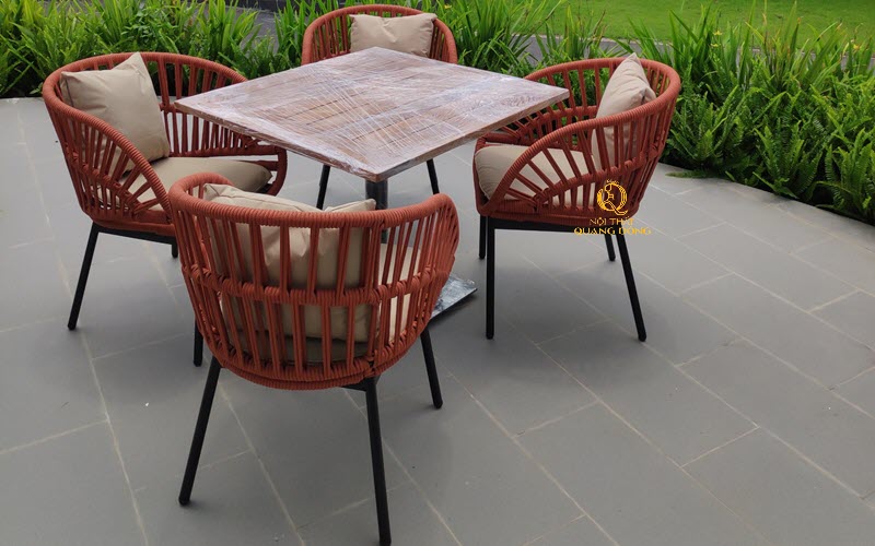 Bàn ghế giả mây được đan thủ công, mang nét đẹp nghệ thuật cao