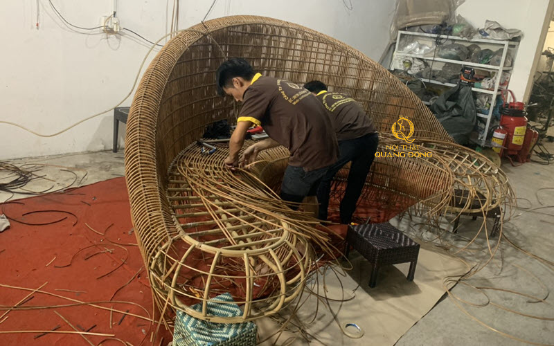 Sản xuất đan thủ công ghế giả mây tại xưởng Nội Thất Quang Đông