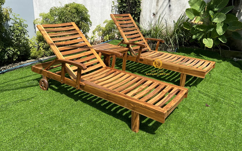 ghế hồ bơi làm bằng chất liệu gỗ Teak
