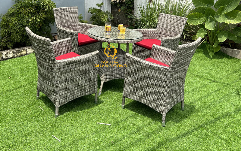 Bàn ghế giả mây QD-064 mang màu xám chu kỳ đẹp mắt Ghế mây nhựa với thiết kế hình hộp chắc chắn