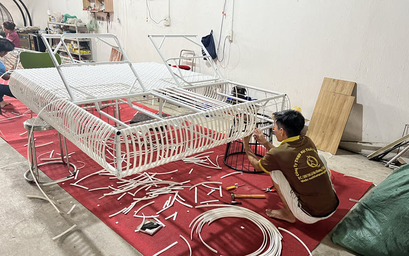 Công đoạn đan ghế hồ bơi giả mây tại xưởng Nội thất Quang Đông