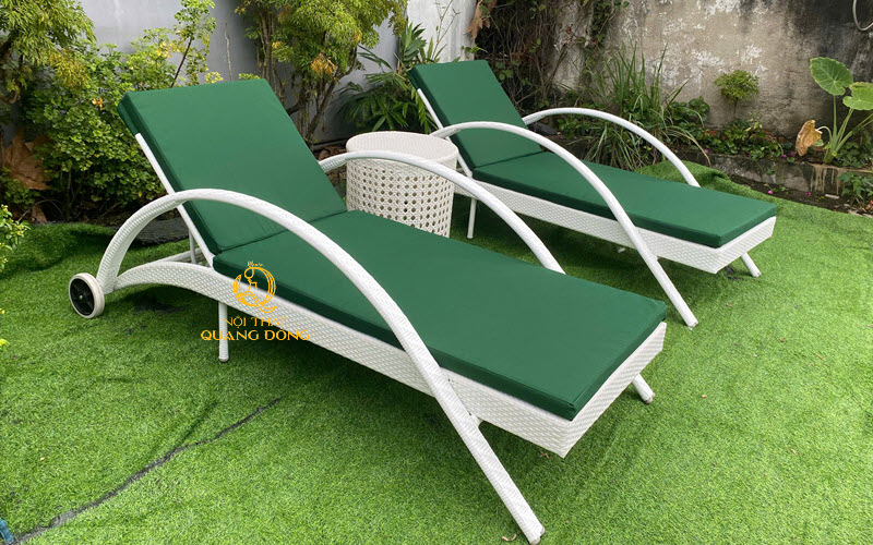 Ghế hồ bơi thiết kế bánh xe tiện lợi di chuyển