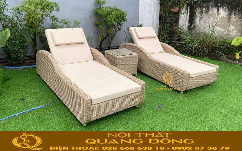 Ghế hồ bơi với thiết kế tay vịn bo cong đẹp mắt