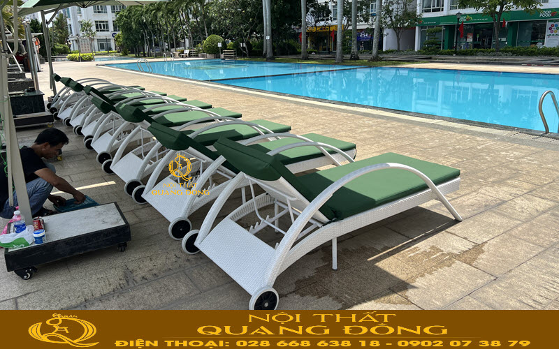 Đặt ghế tắm nắng bên cạnh hồ bơi kết hợp cùng dù che nắng