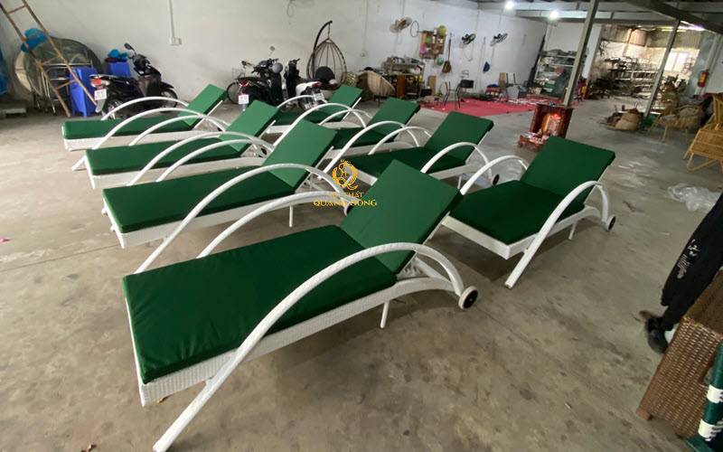 Ghế tắm nắng QD-1280 với gam trắng tinh tế, sang trọng