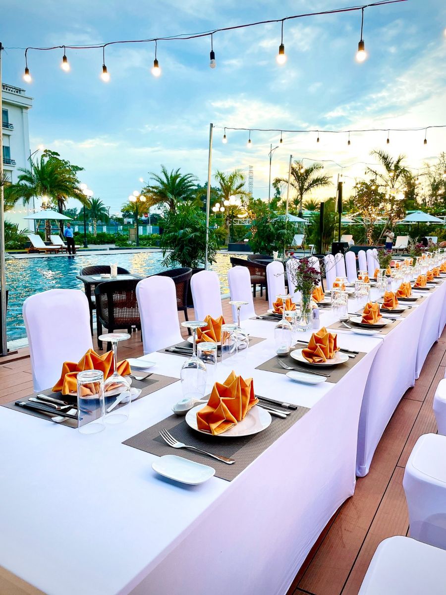 Set up bàn ăn dự tiệc ngoài trời tại khách sạn Harmonia