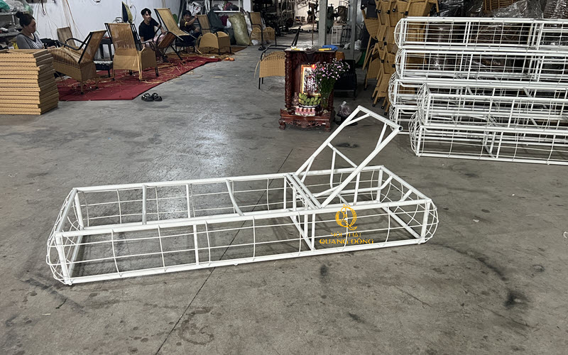 Khung ghế được làm từ thép sơn tĩnh điện, phù hợp với mọi môi trường sử dụng