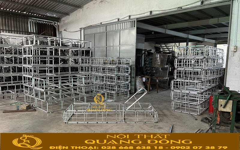 Khung được làm từ kim loại sơn tĩnh điện chắc chắn, bền bỉ