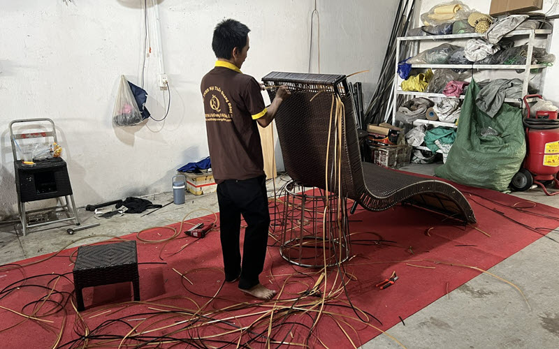 Sợi mây nhựa có khả năng kháng tia UV, chống chịu mọi điều kiện thời tiết Ghế hồ bơi được đan thủ công bởi thợ lành nghề