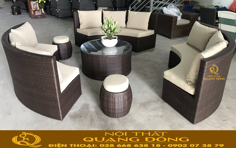 Sofa giả mây được thiết kế với 3 băng ghế dáng cong nghệ thuật, ôm gọn phần lưng