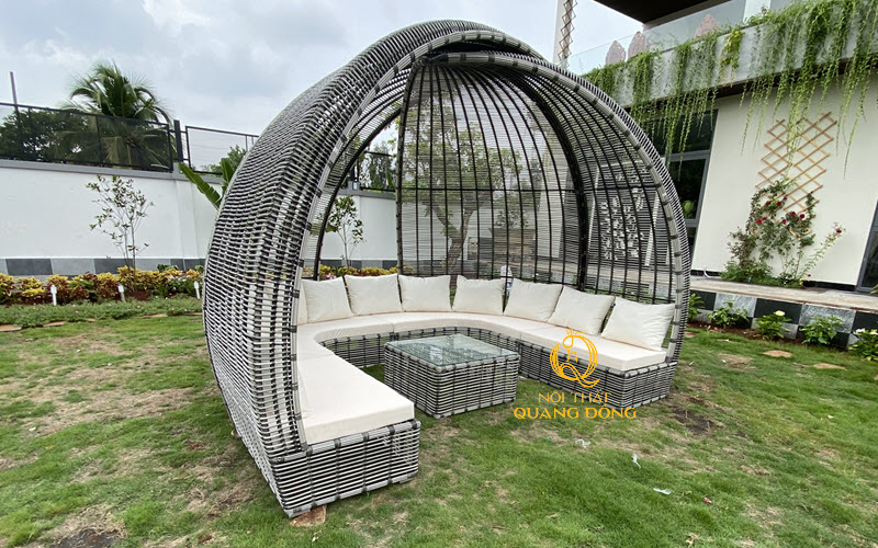 Ghế sofa dùng cho không gian sân vườn ngoài trời thiết kế mái vòm mới lạ đẹp mắt
