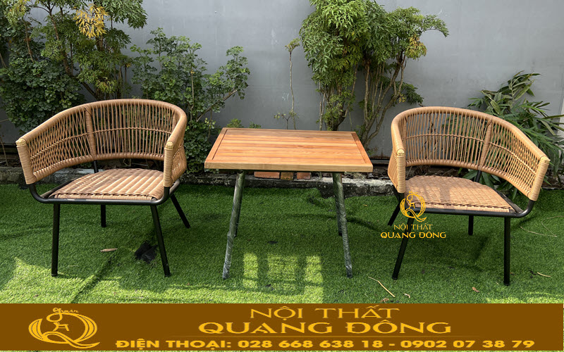 Bàn ghế giả mây QD-2101 sử dụng 2 ghế và 1 bàn cho không gian ban công, góc sân vườn