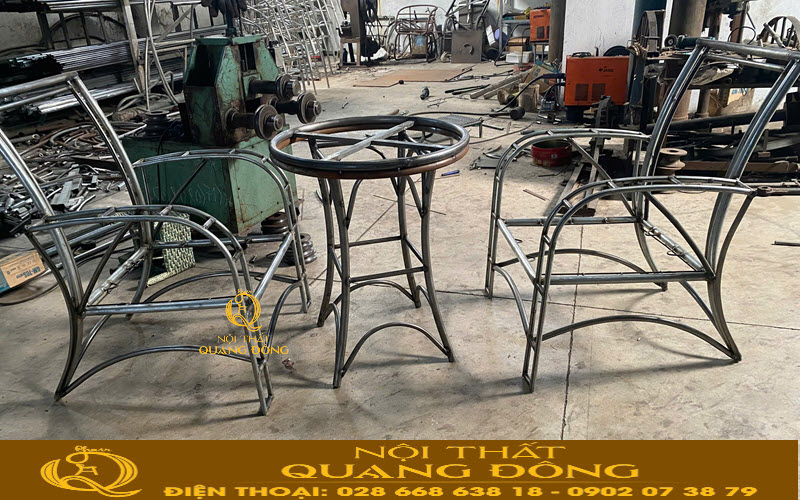 Bàn ghế giả mây được làm từ khung kim loại chắc chắn