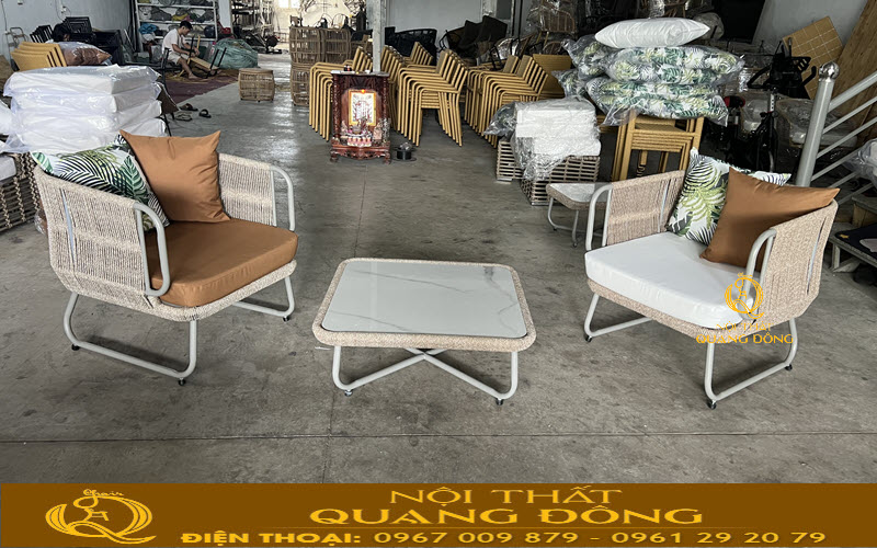 Kiểu chân quỳ mang lại vẻ đẹp hiện đại nổi bật cho sản phẩm