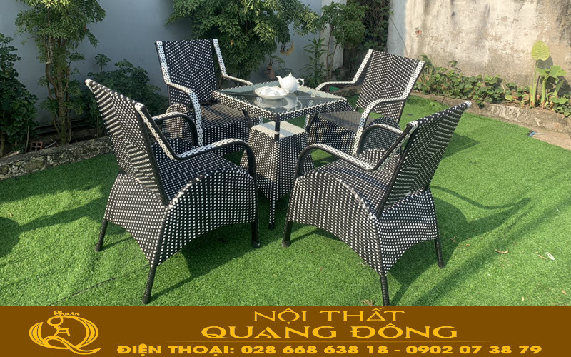 Bàn ghế giả mây QD-272 được đan bằng hai sợi mây nhựa trắng và đen
