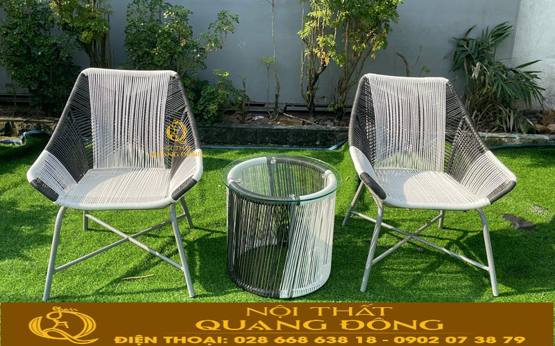 Sử dụng 2 ghế và 1 bàn dành cho không gian ban công, góc sân vườn