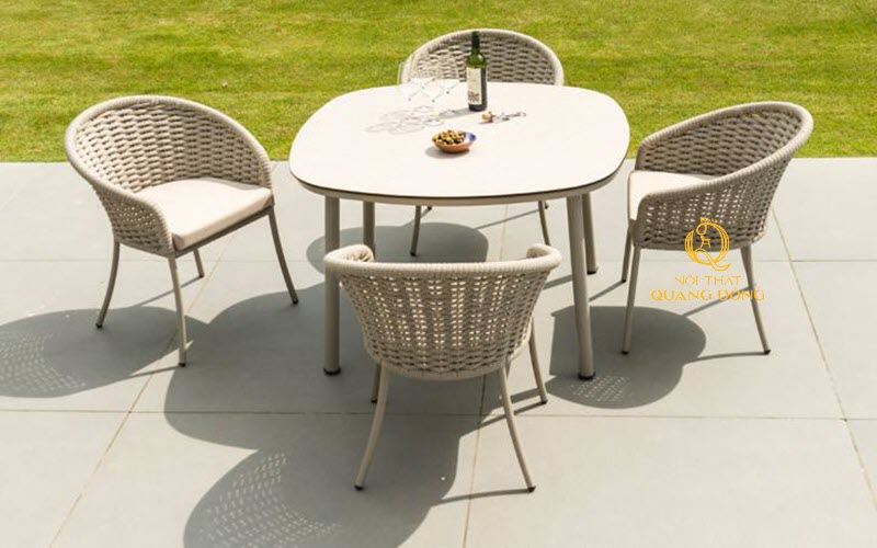 Bàn ghế giả mây thích hợp đặt ở không gian ngoài trời