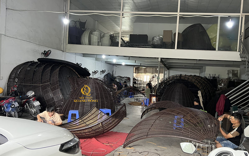 Giường tấm nắng mây nhựa mang gam màu nâu giả gỗ