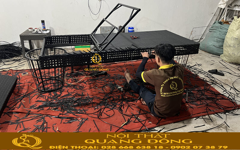 Ghế hồ bơi mây nhựa được hoàn thiện bởi đôi bàn tay của nghệ nhân