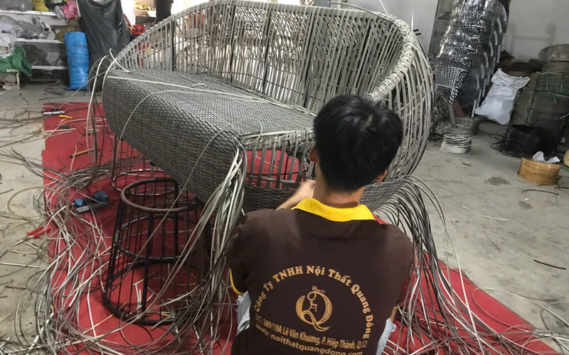 Từng sợi mây được người thợ đan thủ công khéo léo, tỉ mỉ