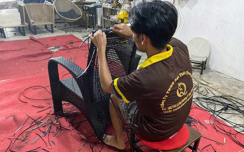 Ghế hồ bơi mây nhựa được người thợ đan thủ công tỉ mỉ, khéo léo