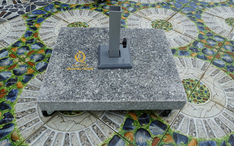 Dù lệch tâm có đế dù được làm từ đá Granite tự nhiện chắc chắn
