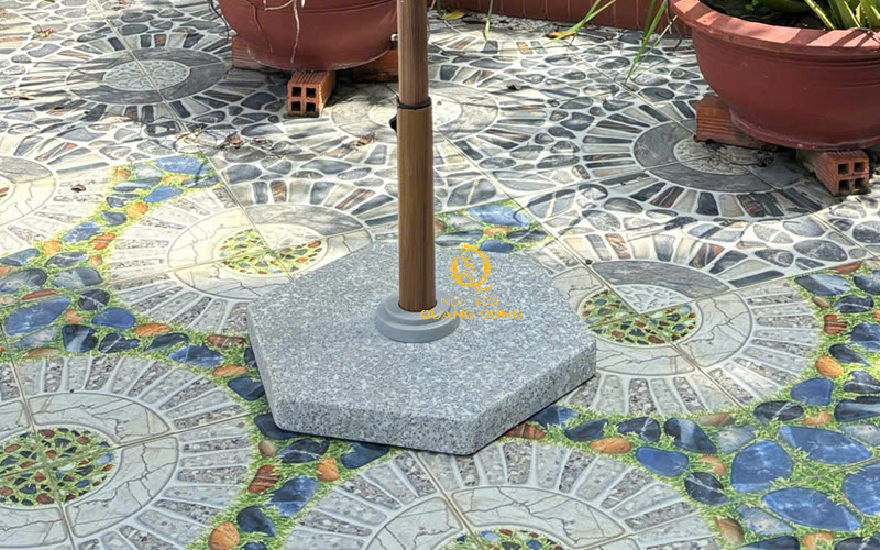 Đế dù lục giác làm bằng đá granite tự nhiên.