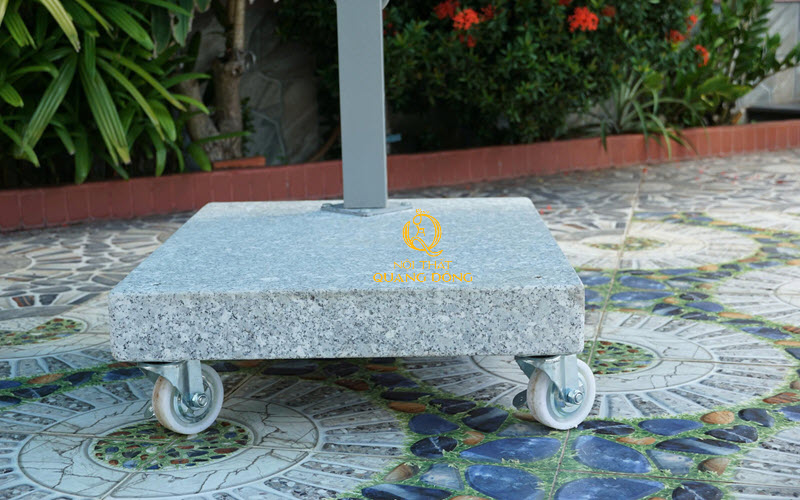 Dù che nắng được làm từ khung kim loại sơn tĩnh điện chắc chắn, bền bỉ