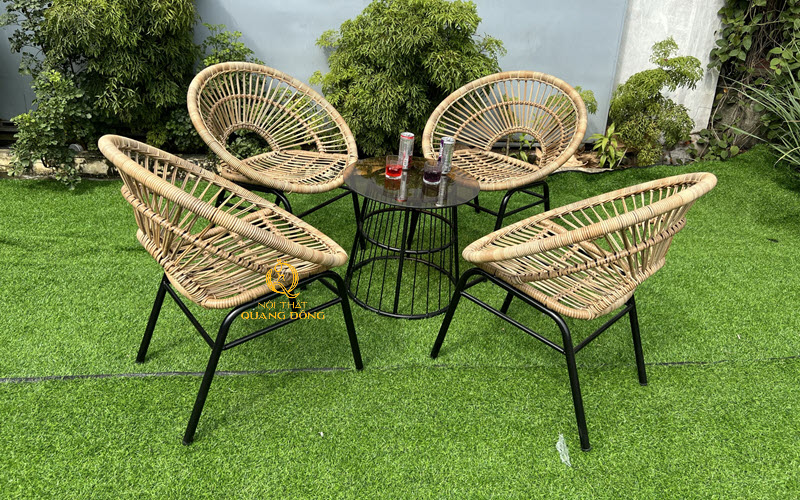 Bàn ghế giả mây nâng tầm thẩm mỹ cho không gian sân vườn