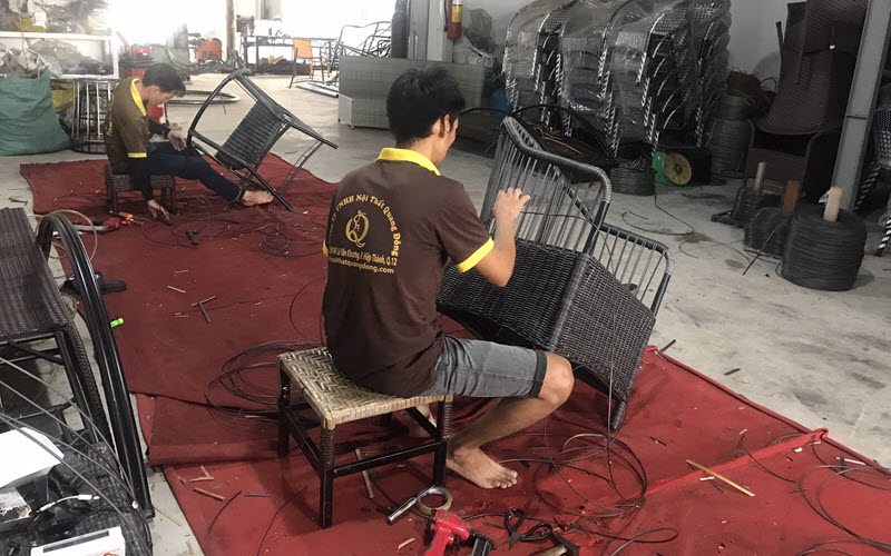 Sản xuất ghế nhựa giả mây thủ công mỹ nghệ truyền thống bằng tay, tại xưởng công ty Nội Thất Quang Đông