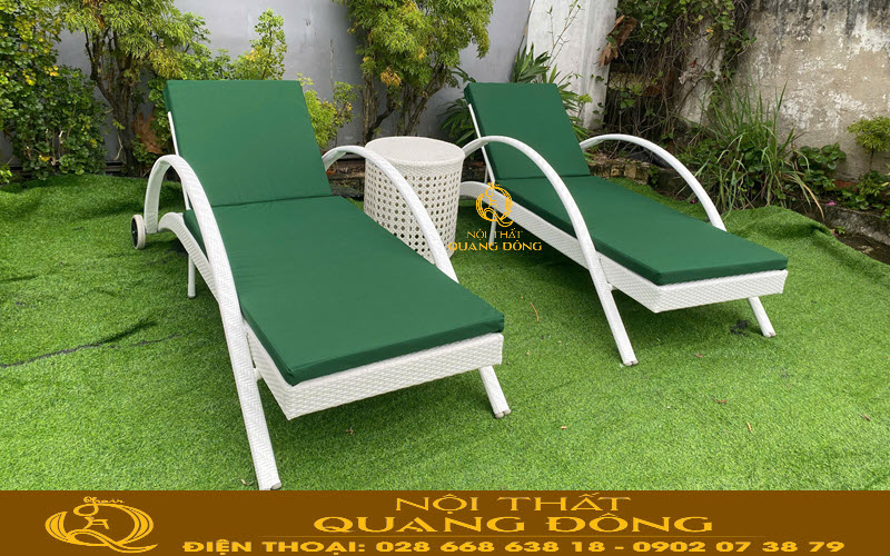 Ghế hồ bơi sử dụng gam màu trắng cùng nệm xanh hài hòa