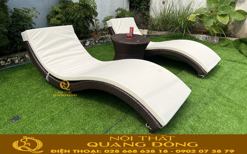 Ghế hồ bơi mây nhựa sử dụng nệm lót êm ái, thoải mái