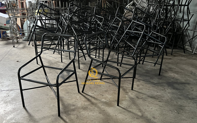 Bàn ghế mây nhựa được làm từ khung kim loại sơn tĩnh điện