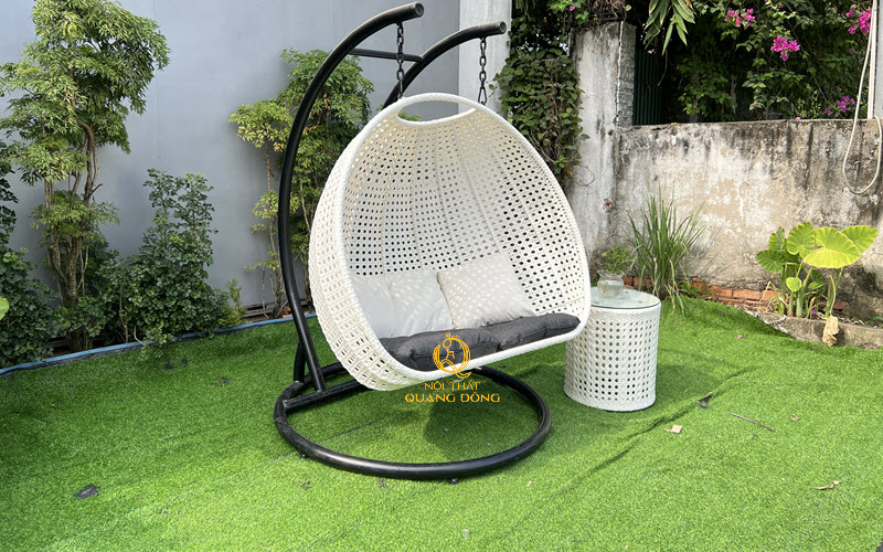 xích đu giả mây gam màu trắng hiện đại