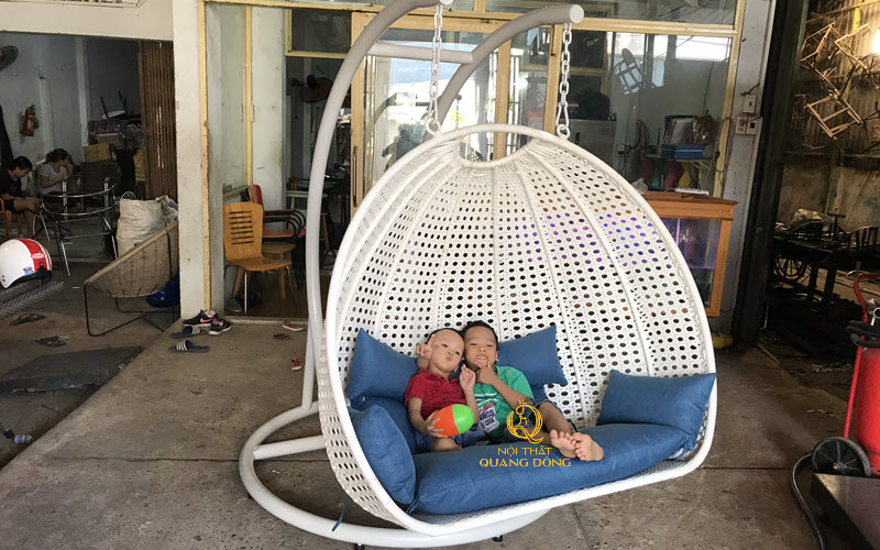 Xích đu nhựa giả mây được đan tay thủ công tỉ mỉ